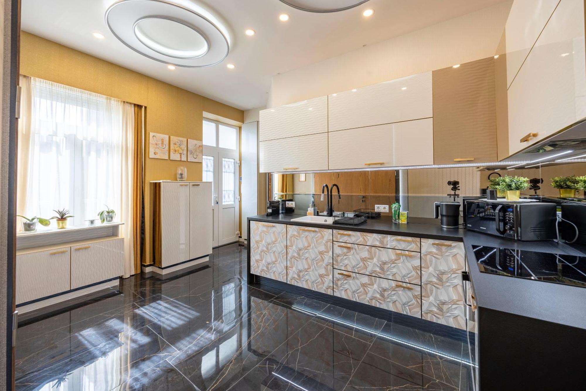 Luxury Royal Central Apartment By Prestige Homes Budapest Exterior photo